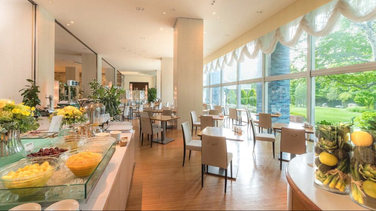 Piare is a terrace restaurant featuring large windows facing the courtyard. Slow time passes in the store where you can feel the changes of the four seasons in Nakajima Park.
